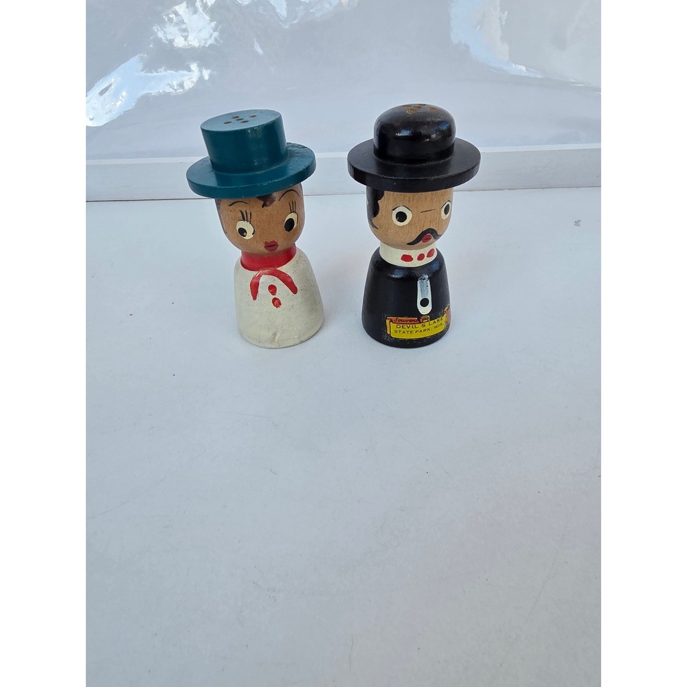 Vintage Devils Lake State Park WI Wooden Salt Pepper Shakers Souvenir Peg Dolls